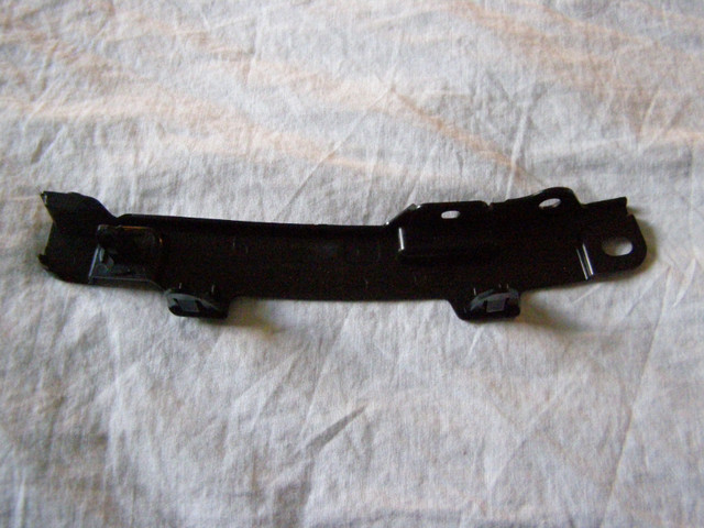 NEUF Toyota Highlander 2014- 2019 Avant Bumper Bracket Mount dans Pièces de carrosserie  à Longueuil/Rive Sud