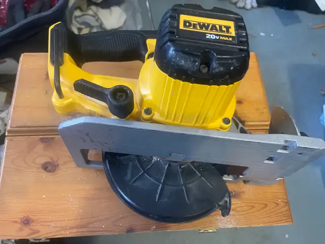 DeWalt Circular Saw 6 1/2 “ cordless in Power Tools in Oakville / Halton Region - Image 4
