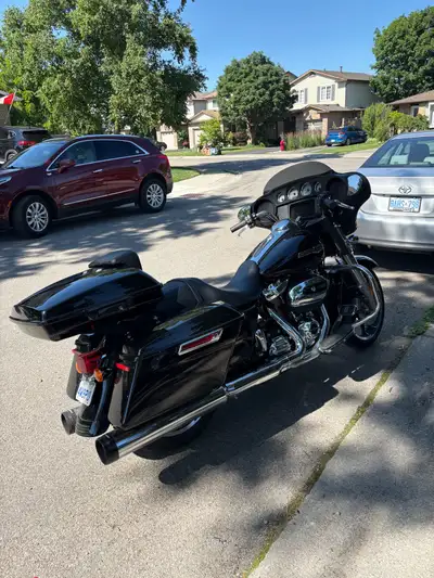***ONLY 2800 KMS*** Rinehart exhaust Tour pack 3 hole fluid change just done Trade for road king plu...