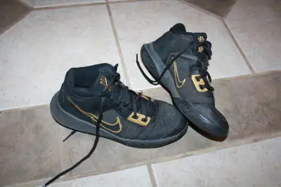 Boys Nike 'Kyrie' basketball shoes size 5, View more