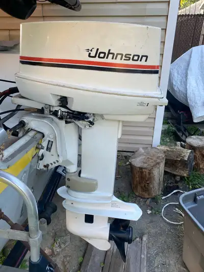 Moteur Johnson hors bord 1981, 35 Hp, 2 temps. La compression est très bonne. Tout fonctionne bien....