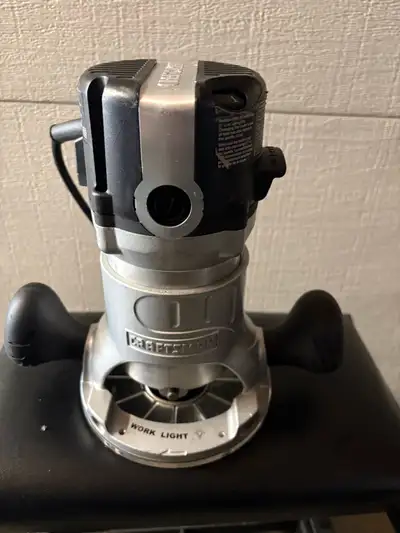 Craftsman 11 amp router with automatic lights and it has a half inch collet