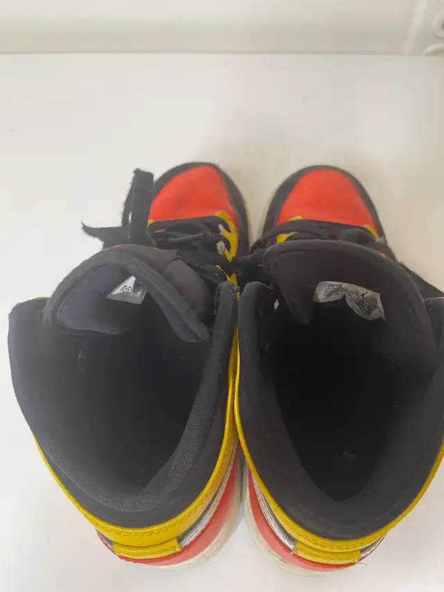 Nike Air Jordan 1 Mid GS — Original in Kids & Youth in City of Montréal - Image 5