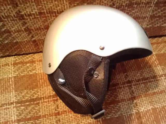Winter Sports helmet Size S (52-54 cm). Skates s.13,3,4,5,7. in Skates & Blades in Ottawa - Image 2