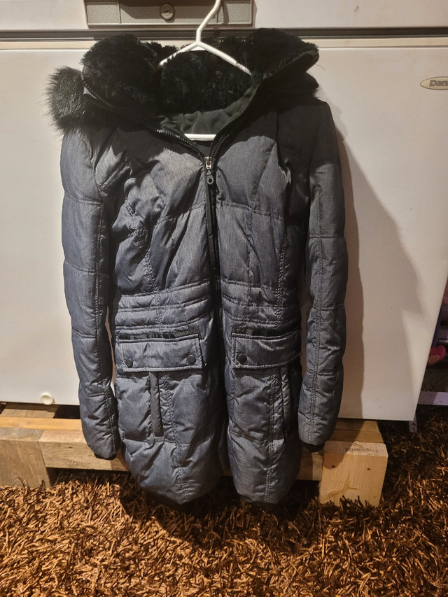 Very warm beautiful woman’s winter coat by Jessica like new 6-8 in Women's - Tops & Outerwear in Windsor Region - Image 3