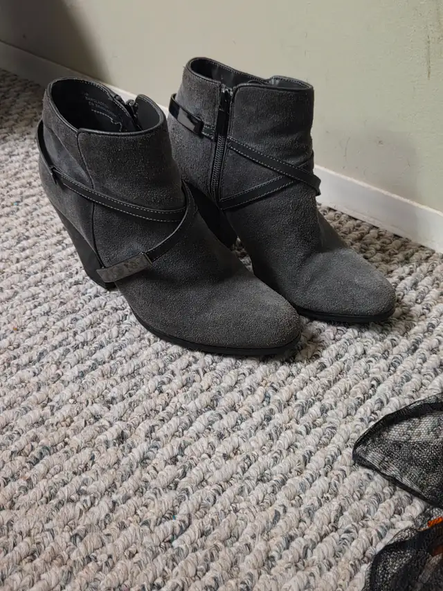 High heel grey suede boots in Women's - Shoes in Grande Prairie - Image 3