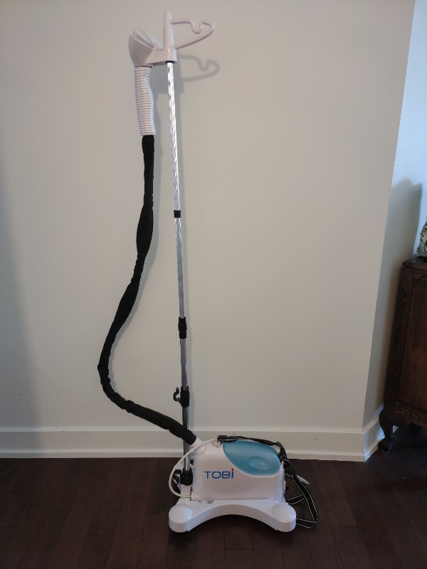 Presseur à vapeur pour défroisser les vêtements Tobi Irons & Garment