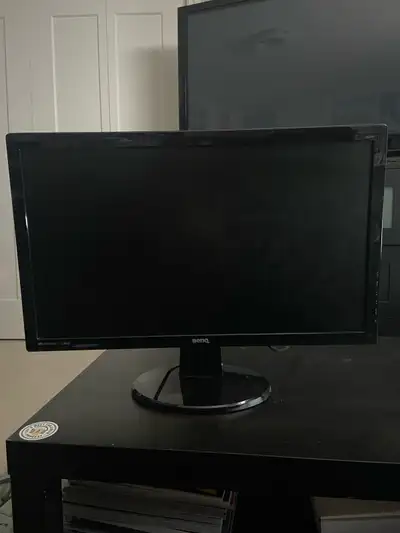 Comes with power cable and HDMI cable (w/DVI>HDMI adapter). Adjustable angle & orientation, good col...