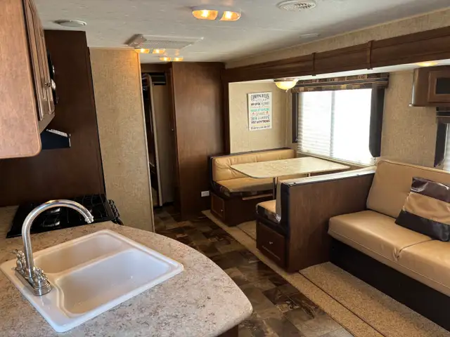 2014 Venture SportTrek 322VBH – Rear Bunkhouse, Outdoor Kitchen, in Travel Trailers & Campers in Regina - Image 10