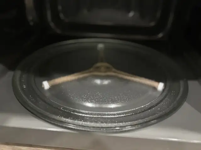 LG microwave in Kitchen & Dining Wares in Markham / York Region - Image 2