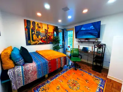 Version française : CHAMBRE MEUBLÉE – 1er MOIS À -50 % Emplacement de choix : environ 5 minutes de m...