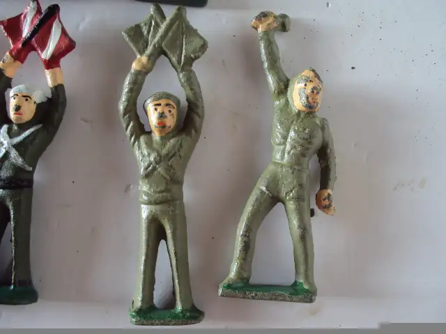 VINTAGE 7 WORLD WAR ONE CASTIRON TOY SOLDIERS in Arts & Collectibles in Barrie - Image 5