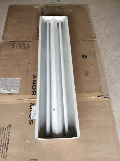 48" Double Strip Light Fixture with Bulbs. It is in good condition. $5 Pickup near Derry/10th line,...
