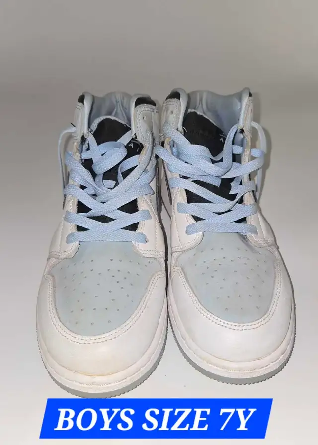 Air Jordan 1 Mid in Men's Shoes in City of Toronto - Image 2