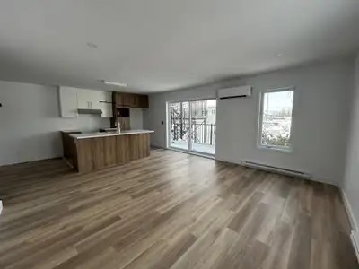 ✨ Grands 5 ½ récents à Acton Vale, disponibles le 1er août ✨ Situés dans un immeuble construit il y...
