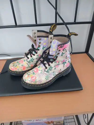 Great condition girls Dr Martins Size 5