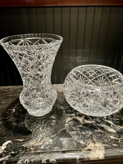 This elegant crystal set includes a vase and a bowl, both featuring intricate diamond cuts that show...