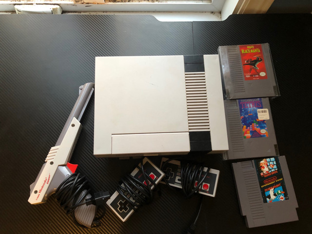 NES avec 3 jeux  dans Consoles classiques  à Ville de Québec - Image 2