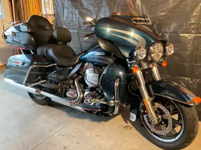 SUPER MOTO HARLEY-DAVIDSON FLHTK 2016 BELLE PEINTURE BLEU MÉTALLIQUE TRÈS CONFORTABLE POIGNÉE CHAUFF...