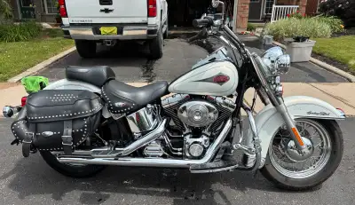 I am sellling a 2001 Harley-Davidson Heritage Softail Classic Motorcycle. It has the 1450cc , 5 spd,...