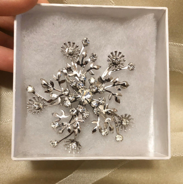 New Snowflake Brooch in Decorative Gift Box in Jewellery & Watches in Kingston - Image 2