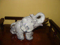 Eléphant en porcelaine, de couleur gris