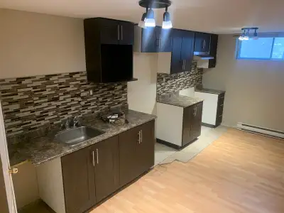 Repentigny/Le Gardeur Grand trois et demie à louer tout de suite pour 1000$ tous les services inclus...