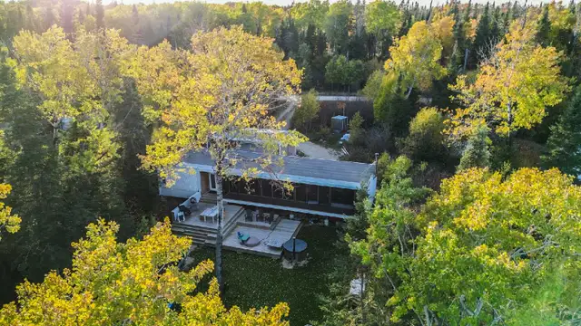 Cottage on the Lake and Spa in Manitoba in Canada - Image 2