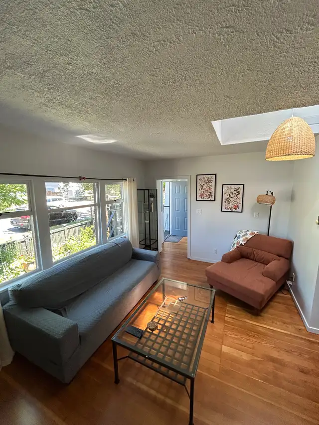 Fairfield Cottage Fully Furnished/All Utilities Included in British Columbia in Canada - Image 3