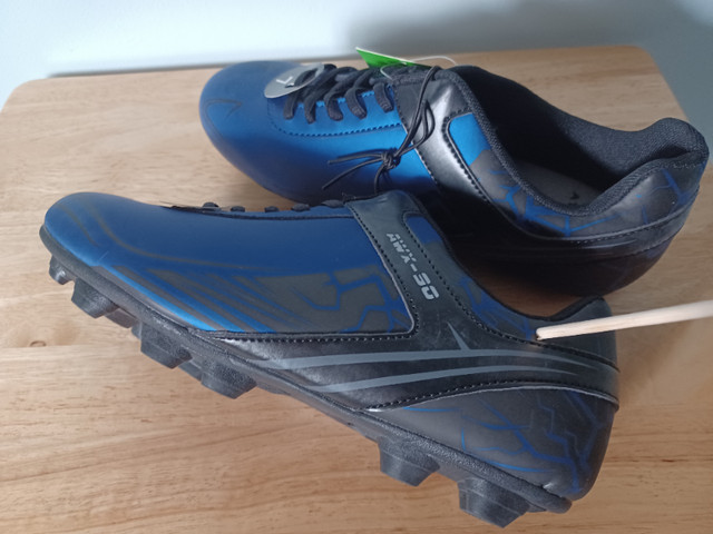 Brand New AWX-90 Men's Soccer Shoe Size 7 For Sale! in Soccer in Markham / York Region - Image 4