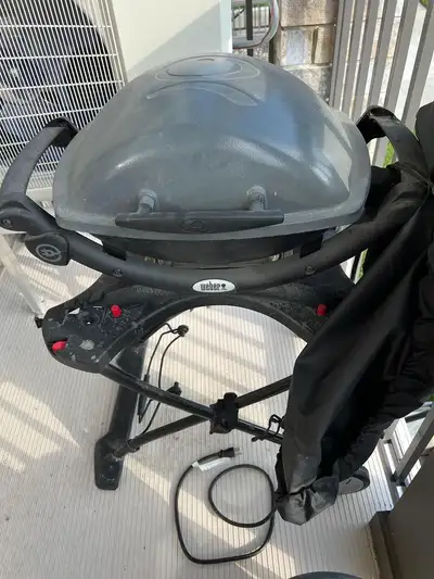 Weber Q electric outdoor grill along with BBQ stand in good condition