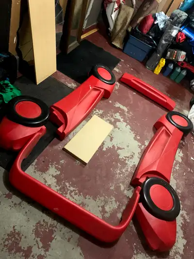 This pre-owned Step2 race car bed frame is ready to transform your little one's bedroom into an exci...