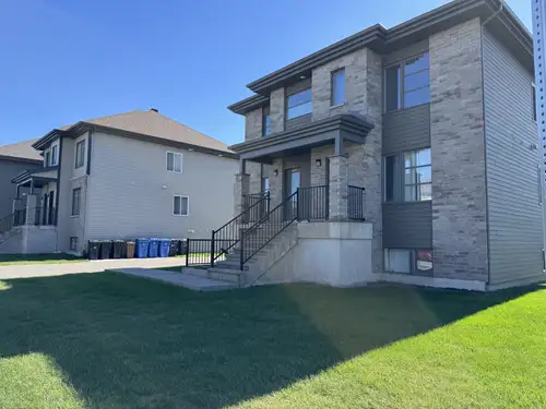 Superbe et grand 4 1/2 au 2e étage (étage du haut) dans un quartier récent de Saint-Augustin à Mirab...