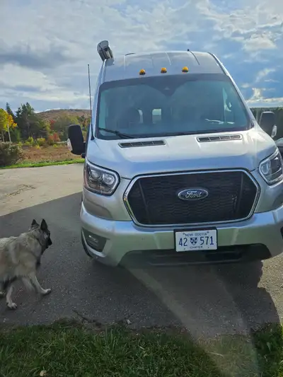 Ontour 2.2, 2024 original owner Ford 350 chassis. Fully equipped, induction cooktop, microwave/covec...