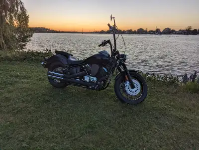 Beau yamaha vstar 1100 2004 avec 45000km a carbu jetter plus gros avec exhaust de harley customiser...