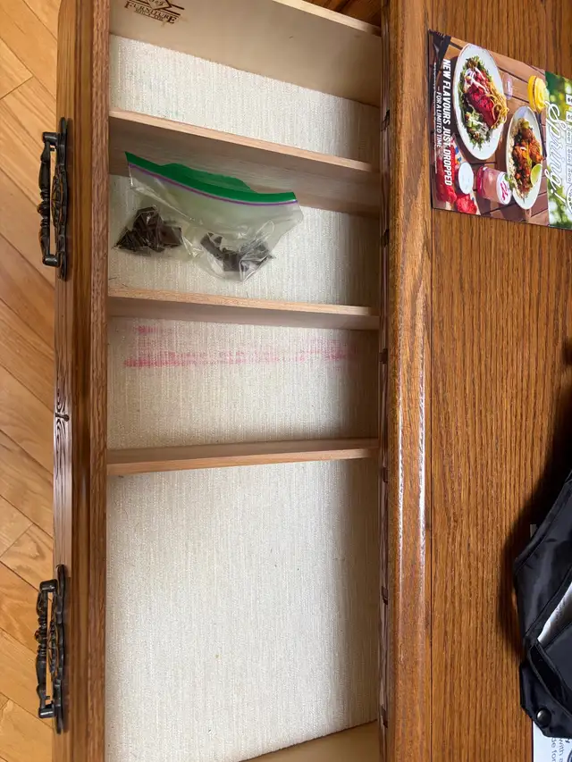 Buffett Hutch Solid Oak Display Cabinet in Hutches & Display Cabinets in Markham / York Region - Image 8