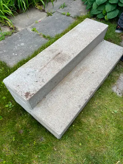 2 free concrete steps 4ft wide, pick up only.