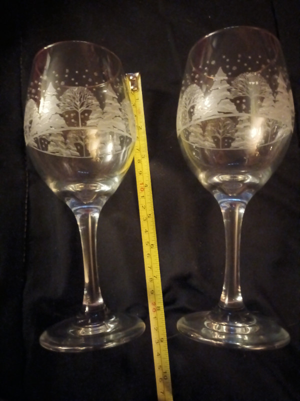 Arby's red wine glasses 1989-1990 with gold rim in Kitchen & Dining Wares in Moncton