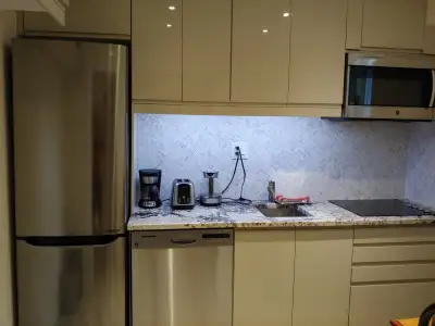 17 King Georges Dr. Toronto IF ADD IS RUNNING AP. IS AVAILABLE LAUNDRY IN UNIT Can be furnished or N...