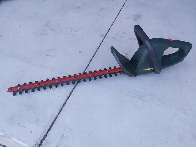 Yardworks Electric Corded Hedge Trimmer 20-in in Lawnmowers & Leaf Blowers in Kitchener / Waterloo - Image 2