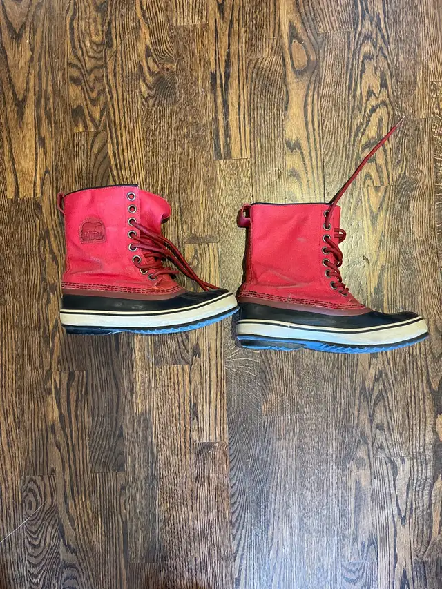 Bottes Sorel rouges in Men's Shoes in City of Montréal - Image 3