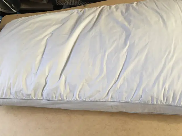 Jumbo pillow in Bedding in City of Montréal - Image 2