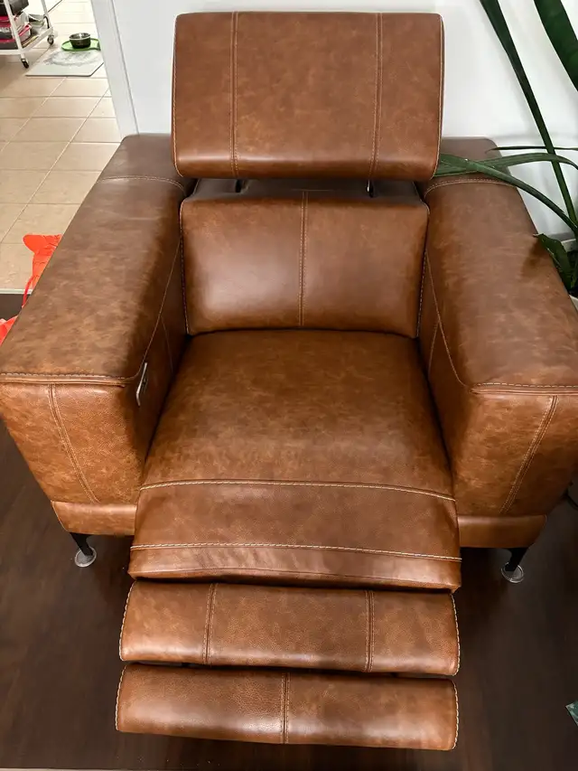 Sofa et Fauteuil Cuir - repose pied électronique in Couches & Futons in Trois-Rivières - Image 2
