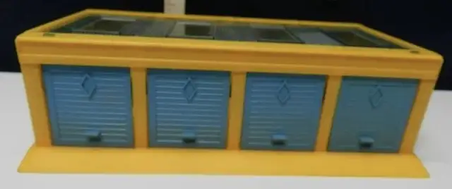 VINTAGE CORGI JUNIORS MULTI GARAGE PLASTIC in Arts & Collectibles in Mississauga / Peel Region - Image 4