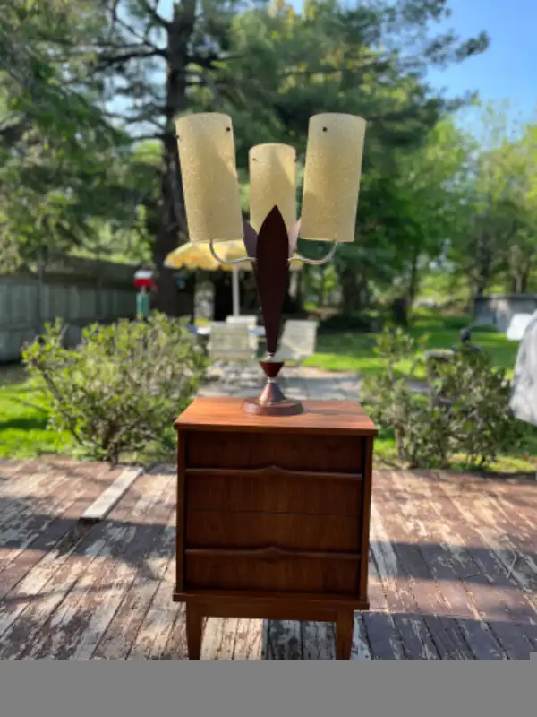 Gorgeous MCM table lamp with 3 lucite shades 1960 lampe Vintage in Indoor Lighting & Fans in City of Montréal - Image 9