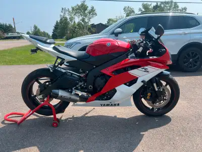 2013 Yamaha R6 in excellent condition and always well taken care of. Full Yoshimura R6 exhaist, ohli...