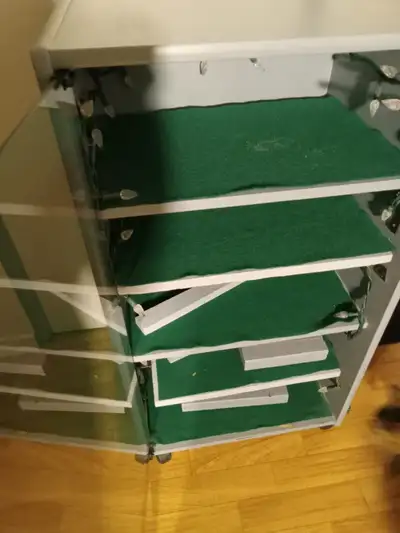 Meuble d'exposition remodelé sur roulettes à portes vitrées, View more