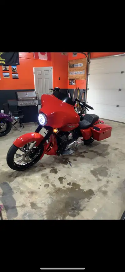 2010 street glide with 96cc / fuelpak3 tune. 41000 km Lots of extras This bike turns heads Runs like...