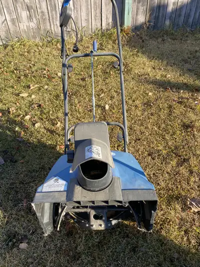 Snow Joe electric snow blower — FREE. The unit does not work. Ideal for someone who can repair it or...