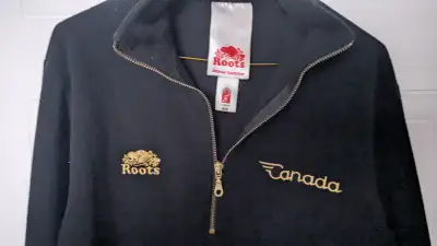Deux chandail a manche longue Roots Canada skating Texte or kijjiji e- mail